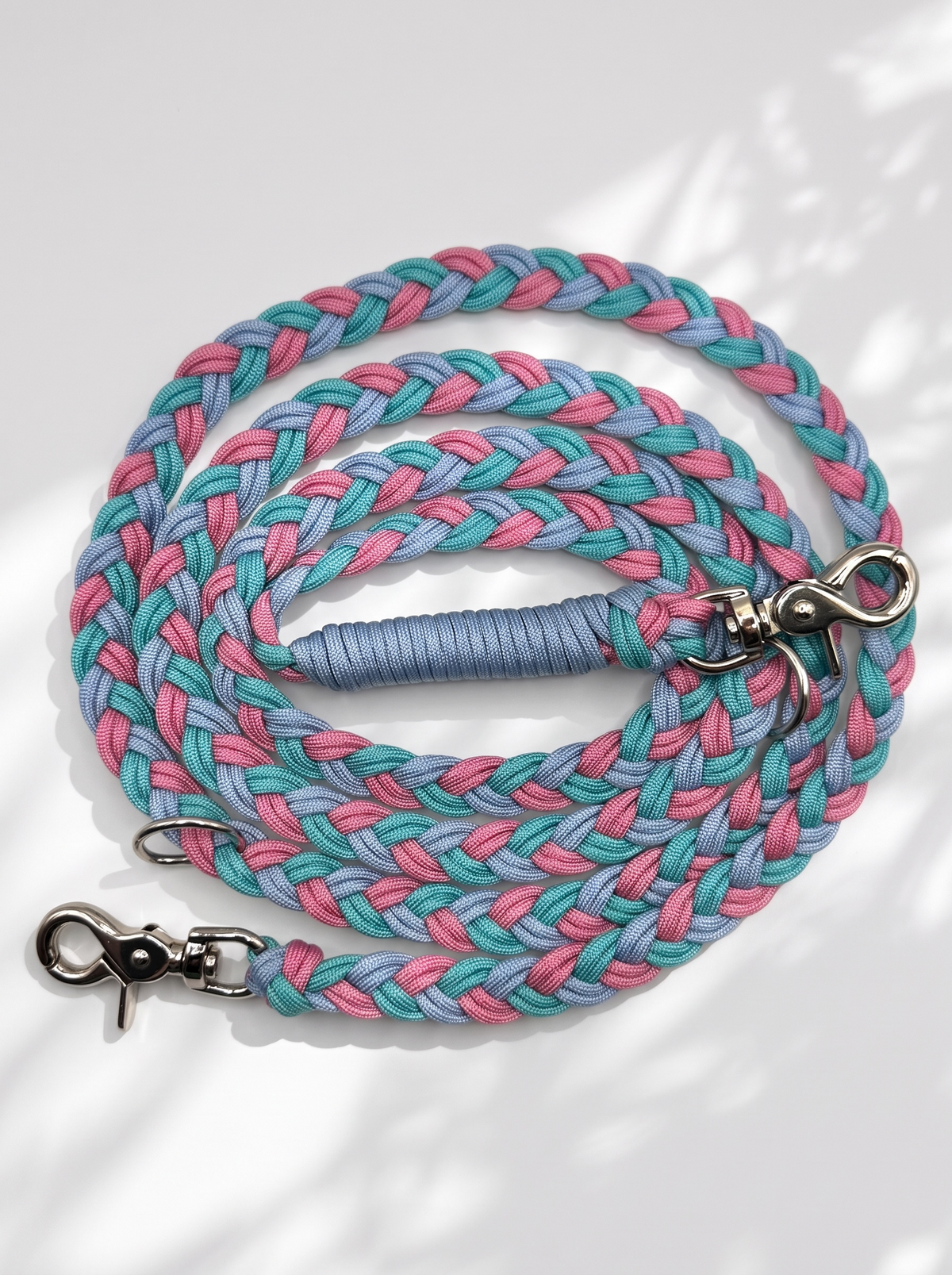 Hundeleine geflochten aus Paracord Typ 3 in den Farben turquoise, ice blau und Lavendel rosa mit silberne Beschlägen. Draufsicht 