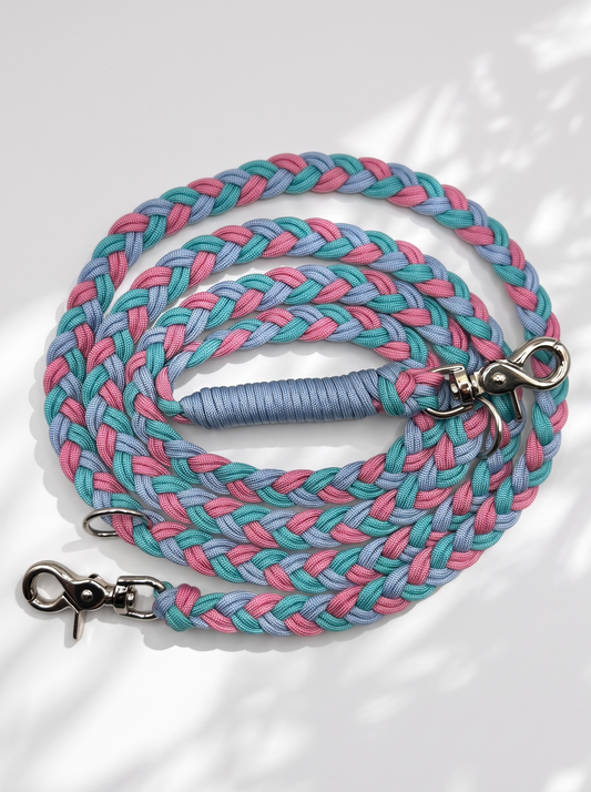Hundeleine geflochten aus Paracord Typ 3 in den Farben turquoise, ice blau und Lavendel rosa mit silberne Beschlägen. Draufsicht 