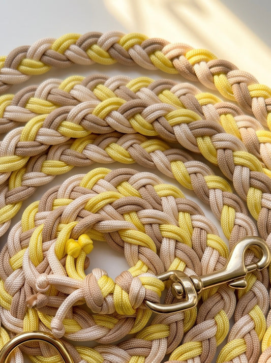 Hundeleine geflochten aus Paracord in gelb cream und weiß. Handgefertigt und individuell anpassbar. Beschläge Gold Messing. Details Flechtung 