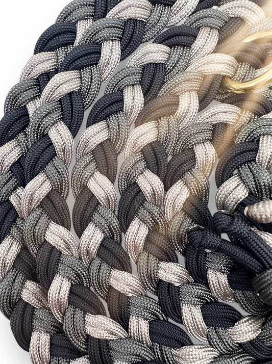 Hundeleine aus Paracord geflochten. In grau, grün schwarz tönen. Geeignet für alle Hunde, da wir die Beschläge an das Gewicht des Hundes anpassen. Details der flechtung 