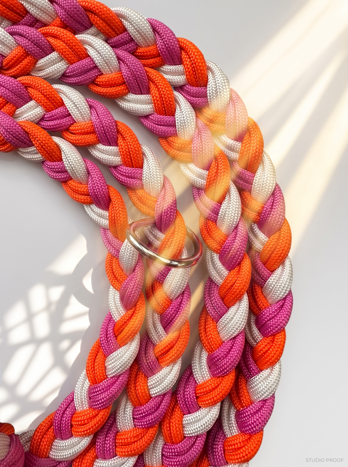 Hundeleine aus Paracord geflochten in den Farben Sunset Orange, bubble gum Rosa und Weiß - Details flechtung 