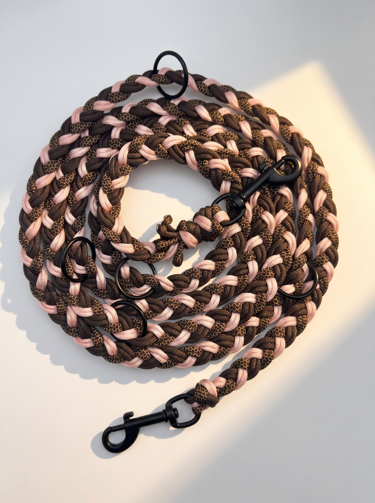 Hundeleine geflochten für kleine, mittlerenund große Hunde in braun und rosa. Geflochten aus Paracord, Beschläge in schwarz. Personalisierbar und anpassbar für jeden Hund. Draufsicht 