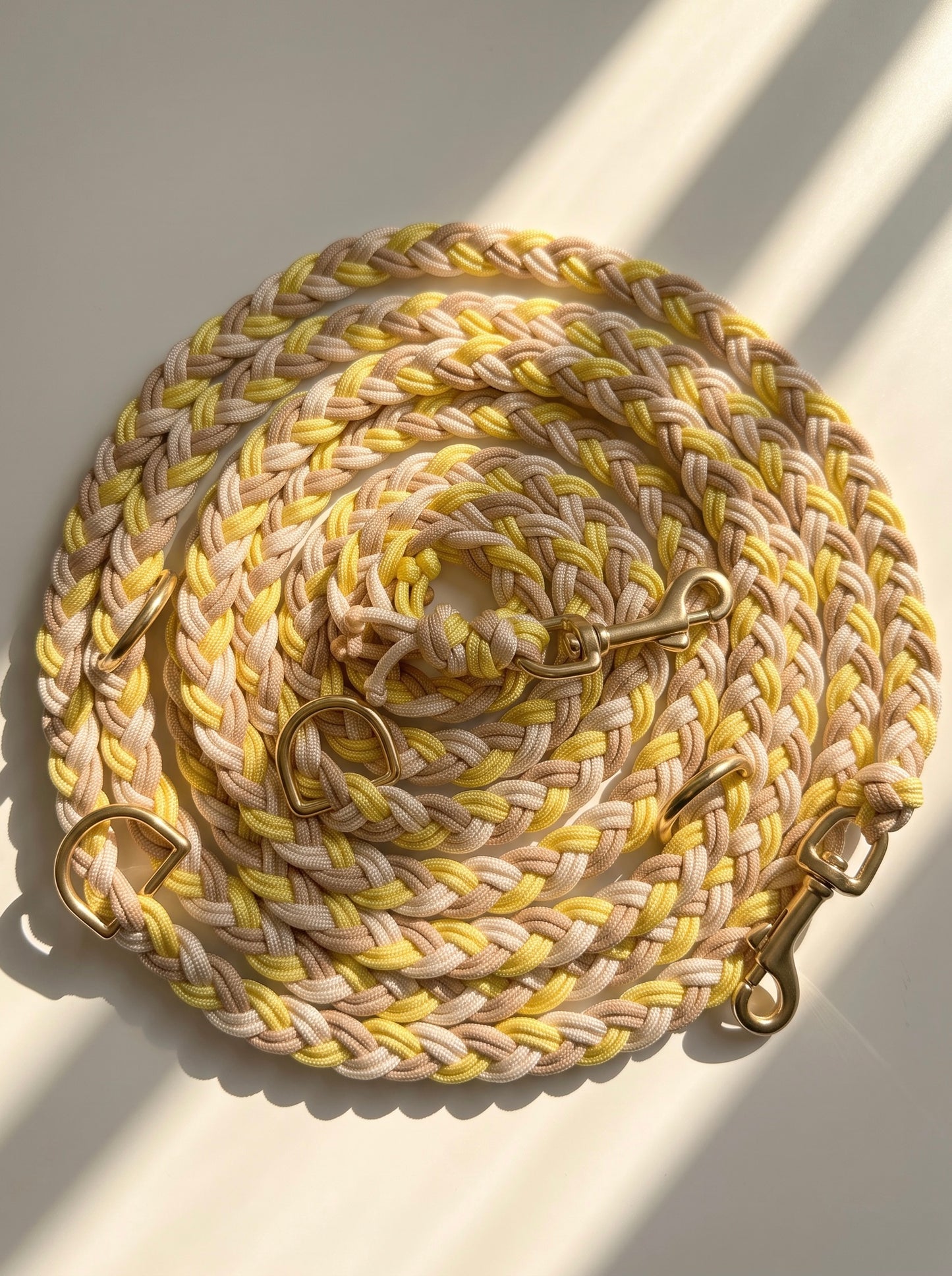 Hundeleine geflochten aus Paracord in gelb cream und weiß. Handgefertigt und individuell anpassbar. Beschläge Gold Messing. Draufsicht 