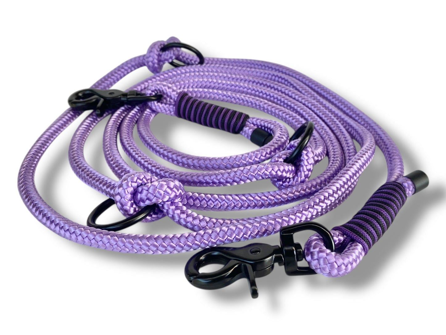 Handgefertigtes Tauset in Lila und Schwarz mit schwarzfarbenen Karabinern Detail Leine Gesamtansicht
