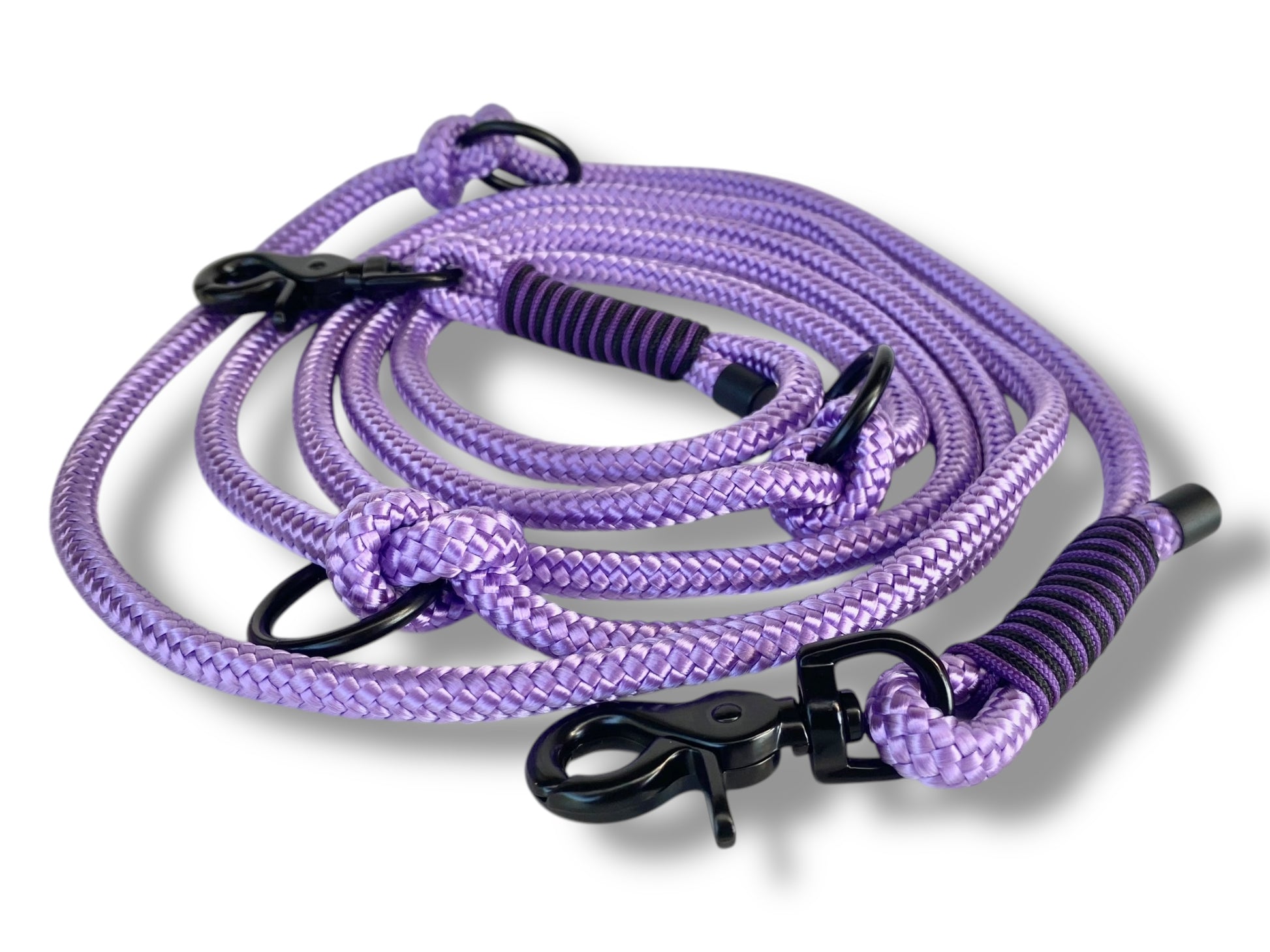 Handgefertigtes Tauset in Lila und Schwarz mit schwarzfarbenen Karabinern Detail Leine Gesamtansicht