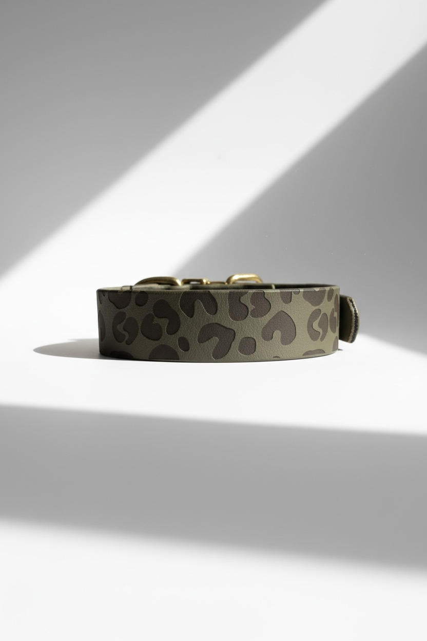 Rückansicht eines verstellbaren Hundehalsbands aus BioThane mit Leo-Print und beige Einfarbband, inklusive Logo-Gravur, aktuell mit Schnallenverschluss, Zugstopp optional, robustes und wasserfestes Hundehalsband für kleine, mittlere und große Hunde