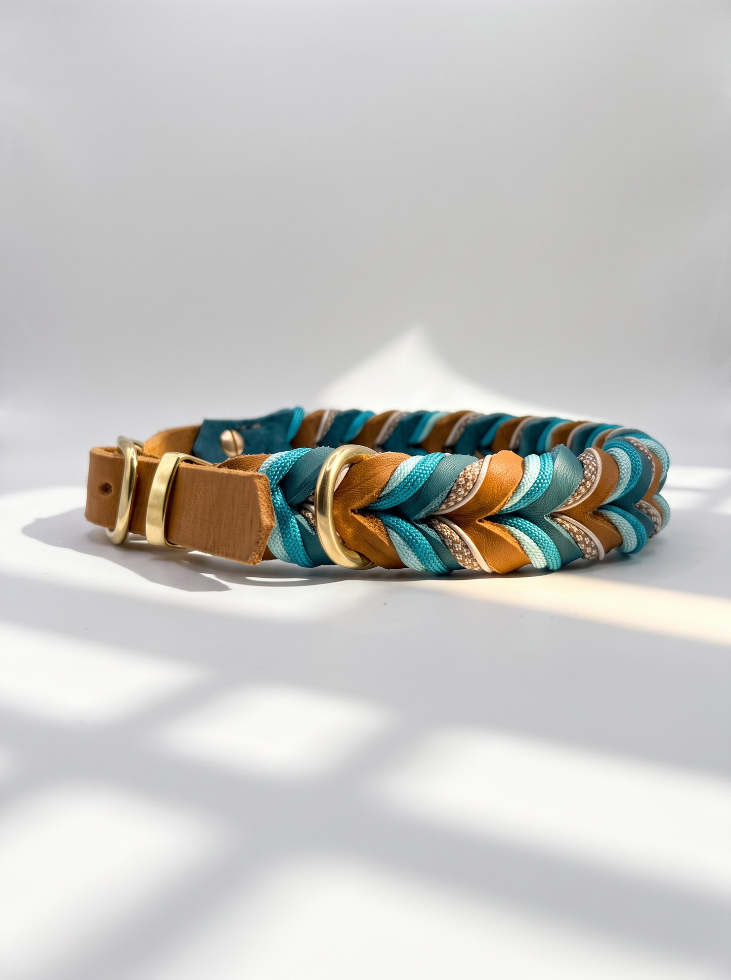 Lederhalsband WEAVE in COGNAC X PETROL