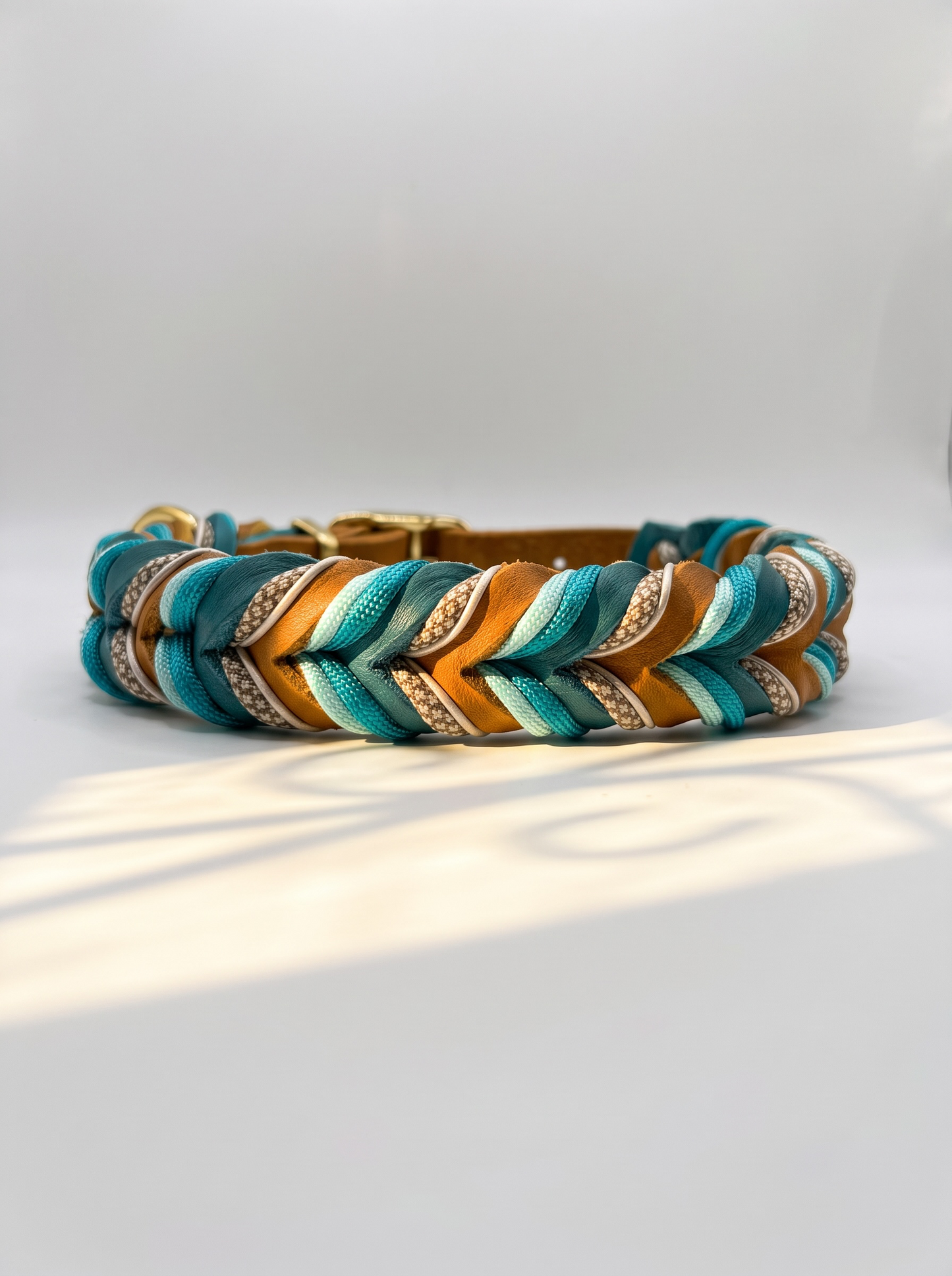 Lederhalsband WEAVE in COGNAC X PETROL