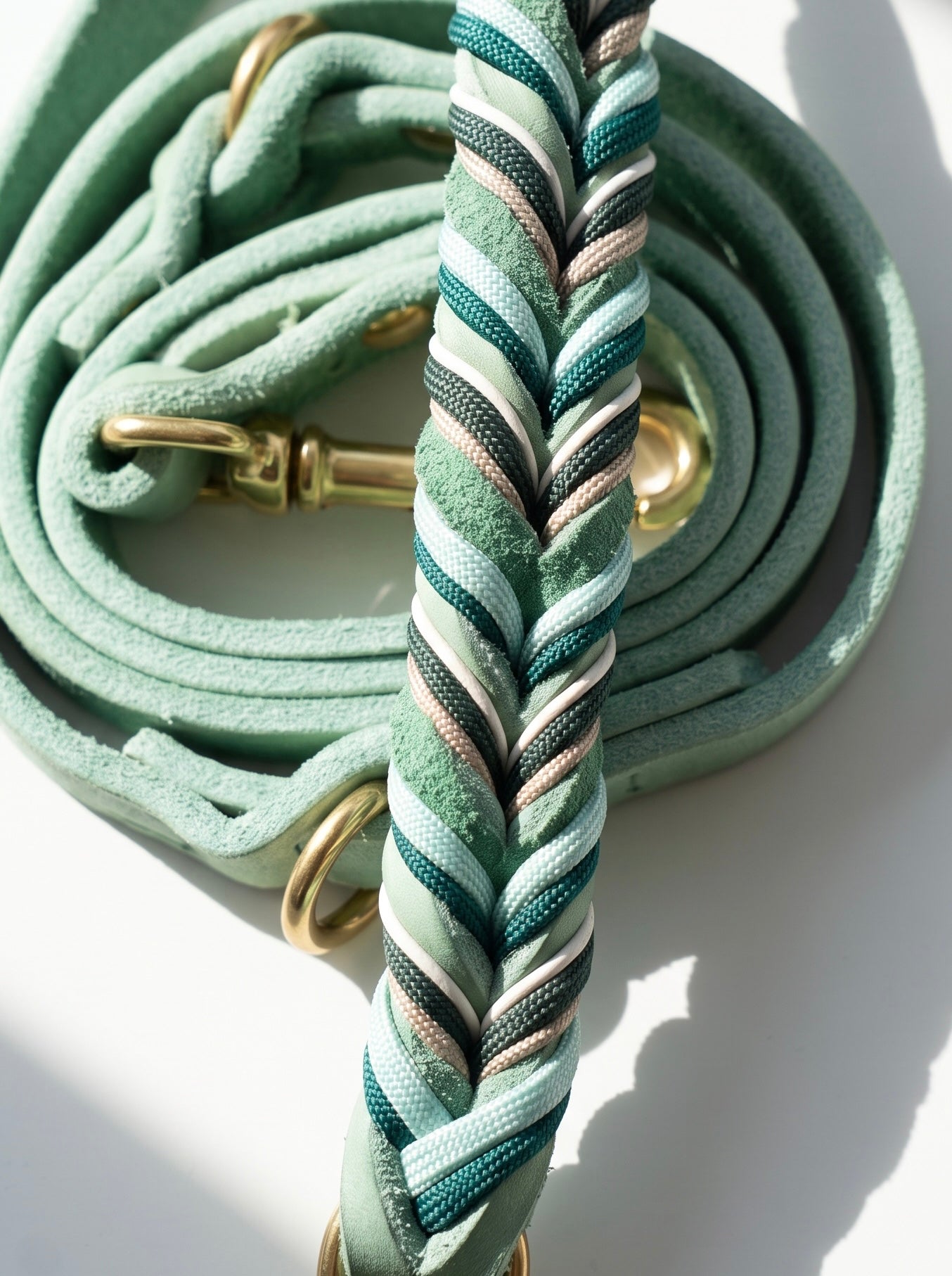 Lederleine geflochten aus Fettleder in der Farbe Mint mit goldenen Details. Personalisierbar und individuell anpassbar. Handgefertigtes Design. Ansicht Details Flechtung 