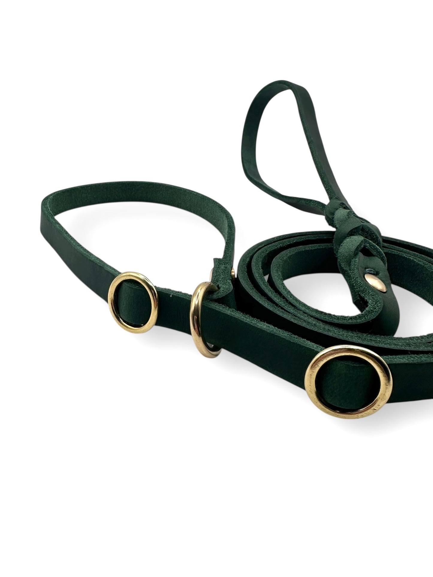 Retrieverleine aus Fettleder in dunkelgrün mit Messing Beschlägen. Breite und Farbe der Beschläge sind wählbar. Zugstoppleine für jede Hundegröße 