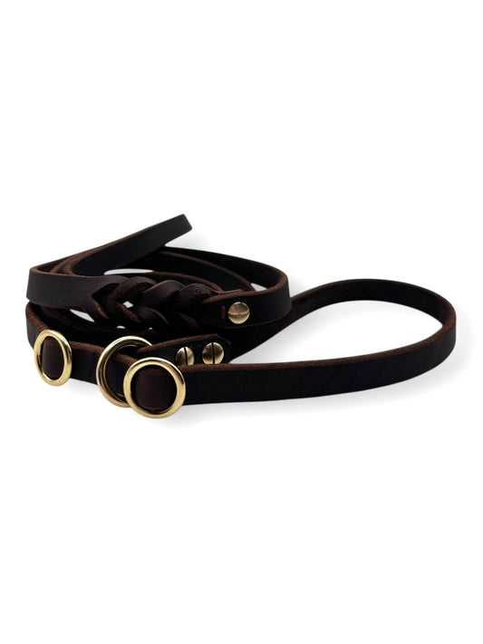 Retrieverleine aus Leder in braun mit Messing Beschlägen. Zugstoppleine für Hunde aus Fettleder.