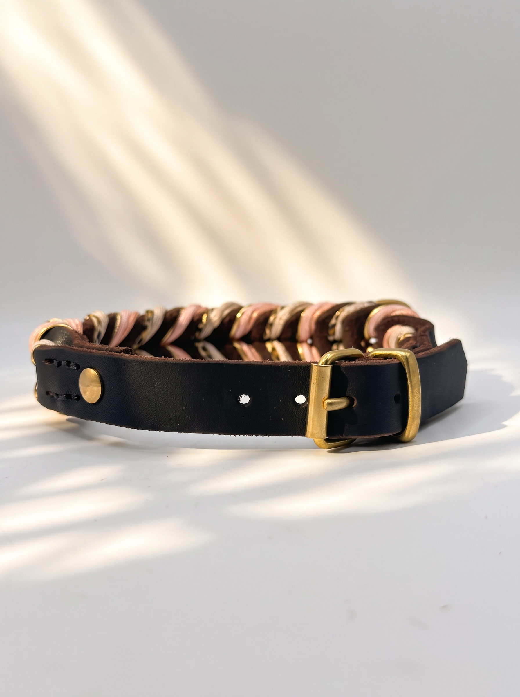 Lederhalsband geflochten mit Leo-Details und kupfer farbenen Details. Handgefertigt und individuell anpassbar an jede Hundegröße. Rollschnalle Messing verstellbar 