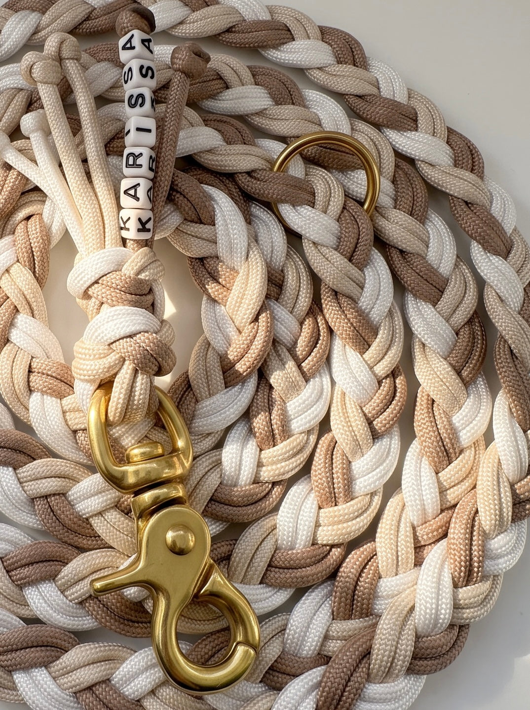 Hundeleine geflochten aus Paracord in Cream, Moccas und Snow weiß. Handgefertigt und individuell anpassbar. Scherenkarabiner Messing 