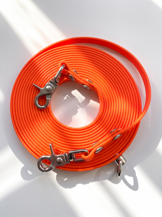 Schleppleine für Hunde in Neon orange aus BioThane. Handgefertigt und individuell anpassbar 