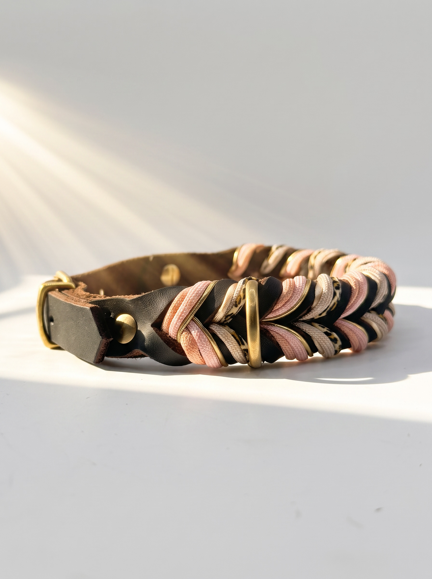 Lederhalsband geflochten mit Leo-Details und kupfer farbenen Details. Handgefertigt und individuell anpassbar an jede Hundegröße. Ansicht der Seite des Halsbandes 