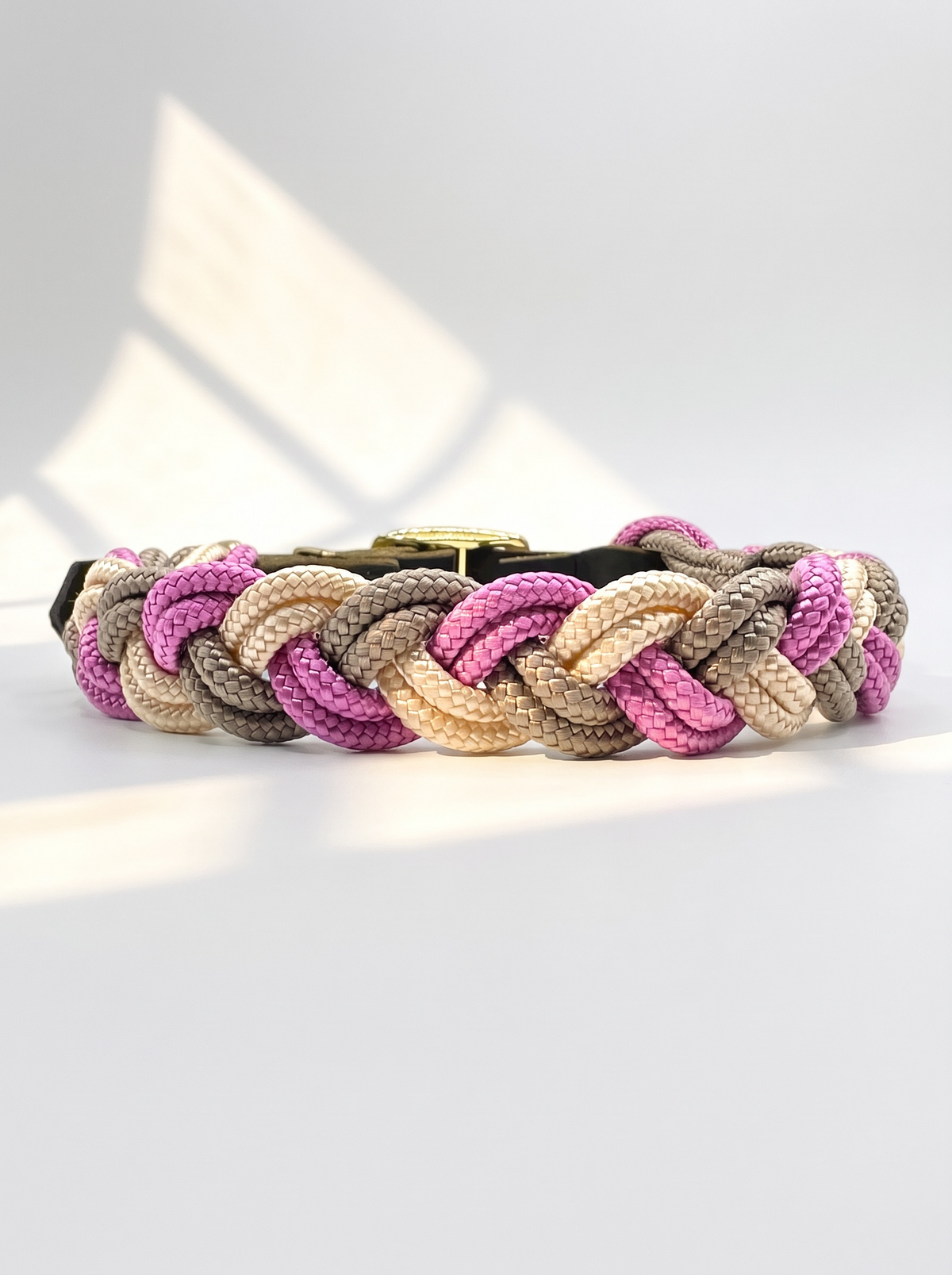 Hundehalsband aus Tau geflochten in den Farben rosa, beige, Cream und tan. Mit Leder oder BioThane Verschluss. Handgefertigt und individuell anpassbar. Ansicht  Von hinten 