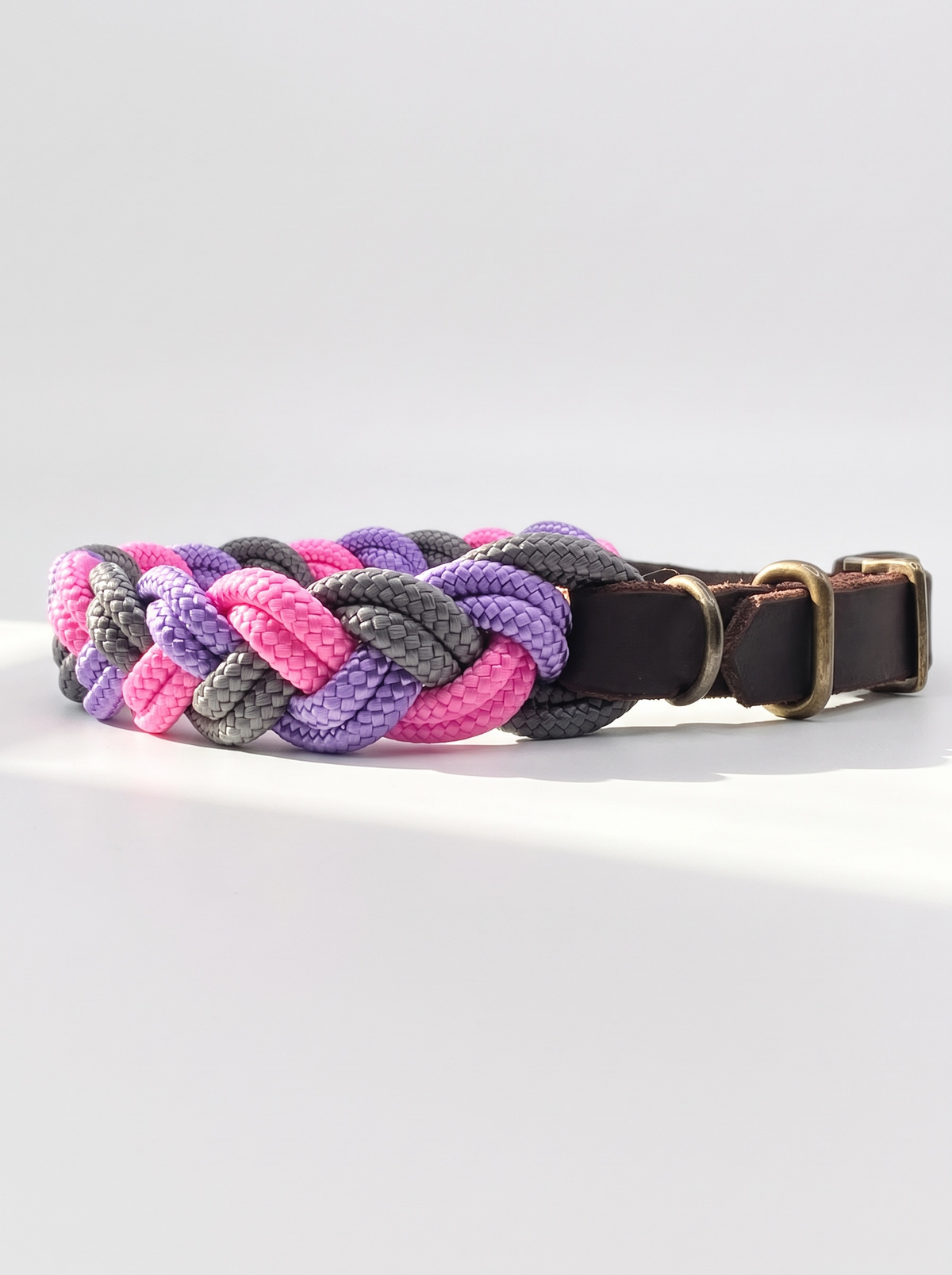 Tau Halsband geflochten in rosa lila und grau Mit verstellbarem Verschluss. Anpassbar für alle Hunde. Handgefertigt und in verschiedenen Breiten erhältlich. Ansicht D-Ring