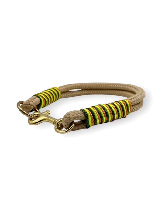 Hundehalsband aus Tau in 8mm Breite in Sand mit Pepper grün, Ultra Neon gelb und Fire orange Details 