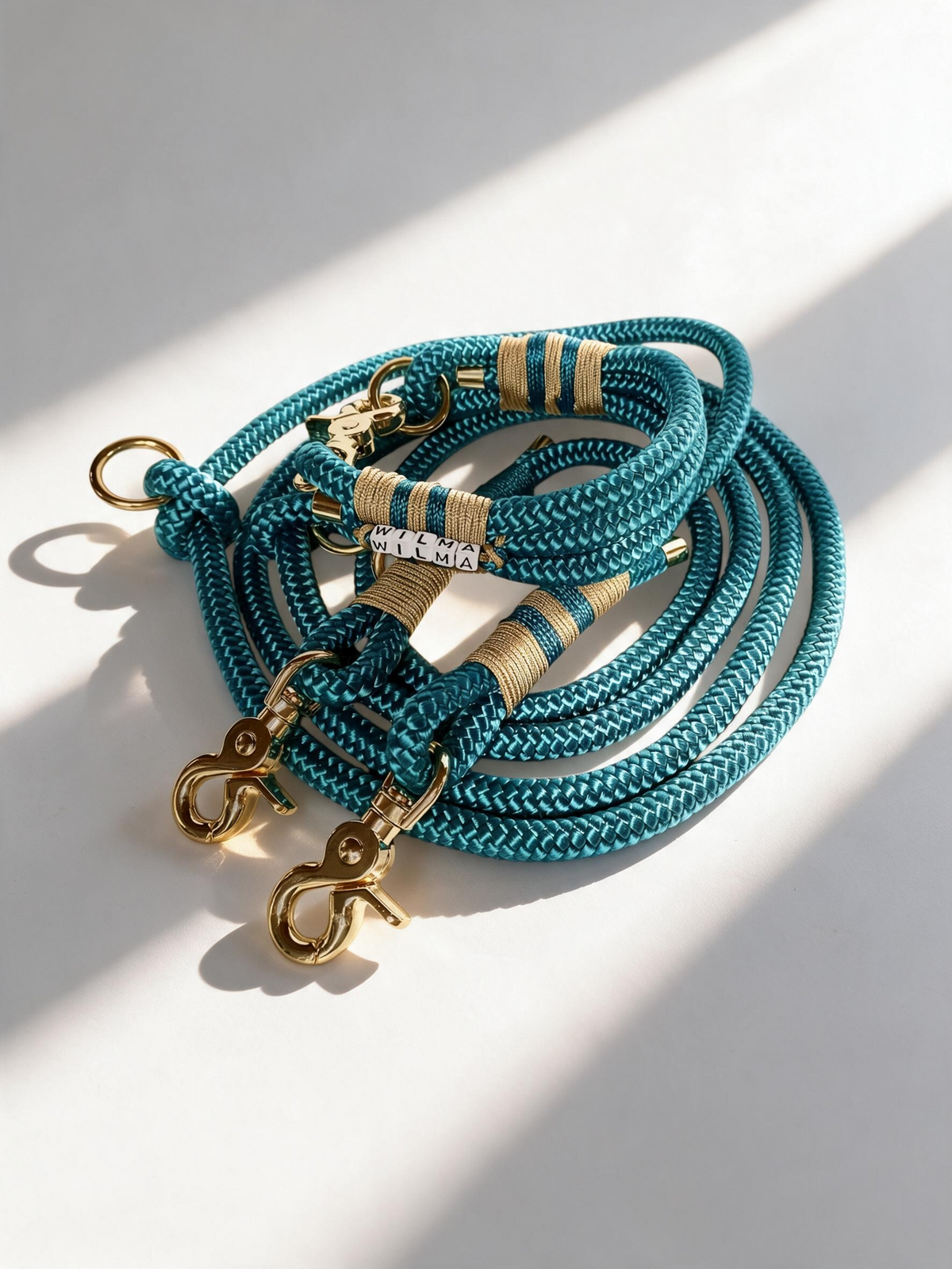 Hundeleine aus tau verschiedenen Breiten in der Farbe aqua mit goldenen details messing. Handgefertigt und individuell anpassbar.
