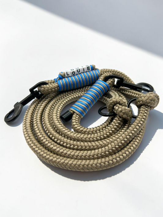 Hundeleine aus Tau in beige mit Baby blauen Details und personalisierung. 
