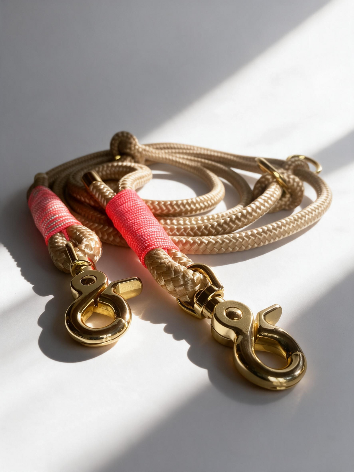 Tauleine in beige mit pinken details. Handgefertigt und individuell anpassbar. Deatils