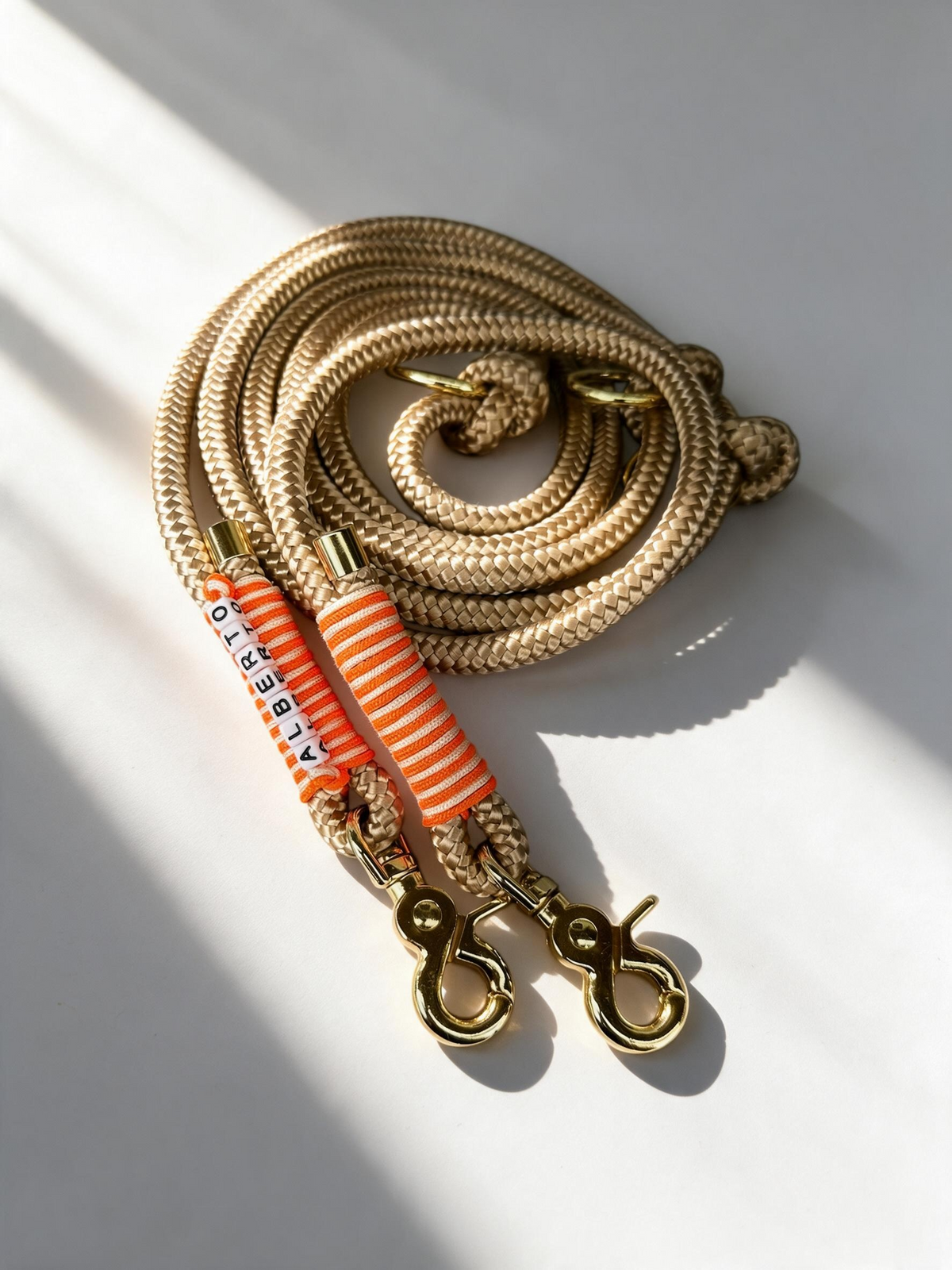 Hundeset bestehend aus Halsband und Leine aus 10mm dickem Tau in der Farbe beige mit orangenen und goldenen Details - Leine oben