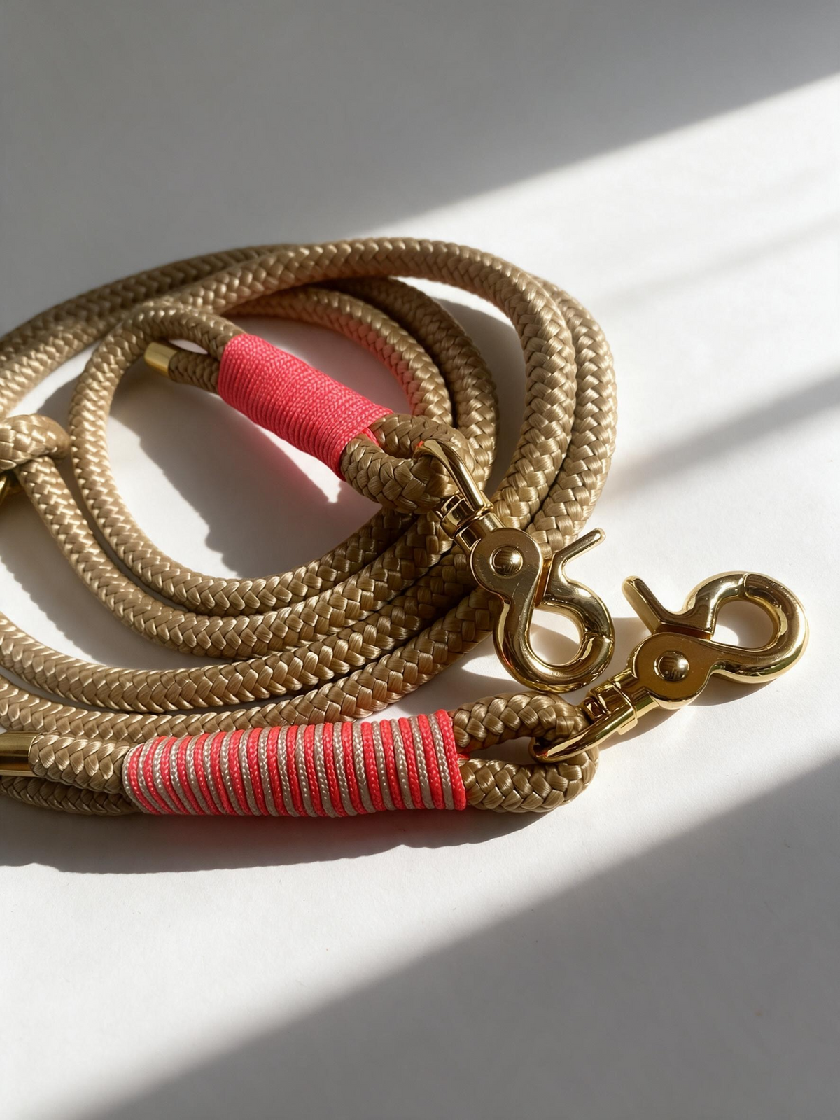 Tauleine in beige mit pinken details. Handgefertigt und individuell anpassbar. Details Scherenkarabiner gold
