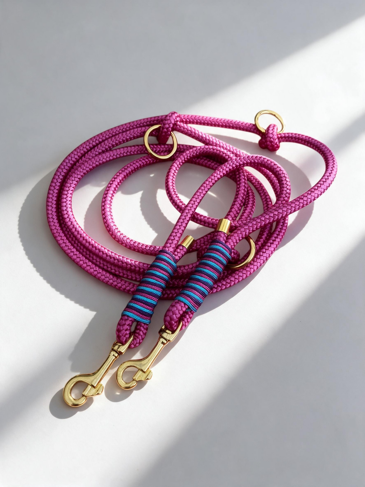 Hundeleine aus tau in pink mit lila, blau und rosa Umwicklung. Handgefertigt und individuell anpassbar. Mit messing Beschlägen in gold. Titelbild 