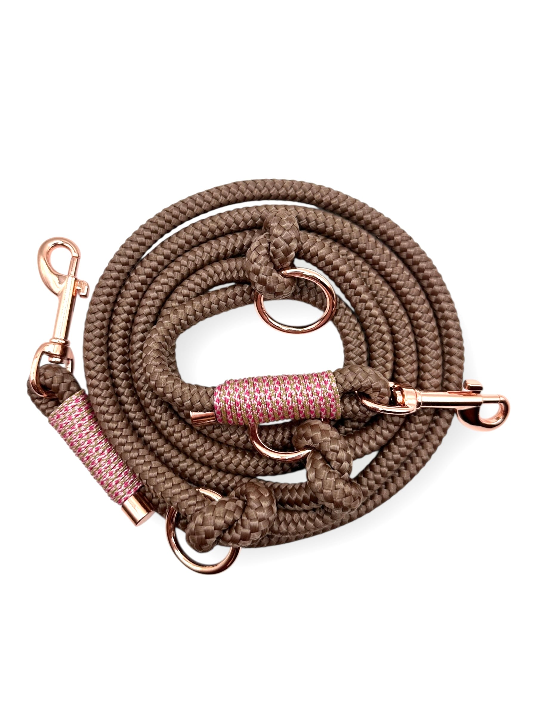 Hundeleine aus 10mm starken Tau in chocolate braun mit Moss grünen und rosa Details. Geeignet für mittlere und Größe Hunde, da die Karabiner an das Gewicht des Hundes angepasst werden. Handgemachte Tauleine