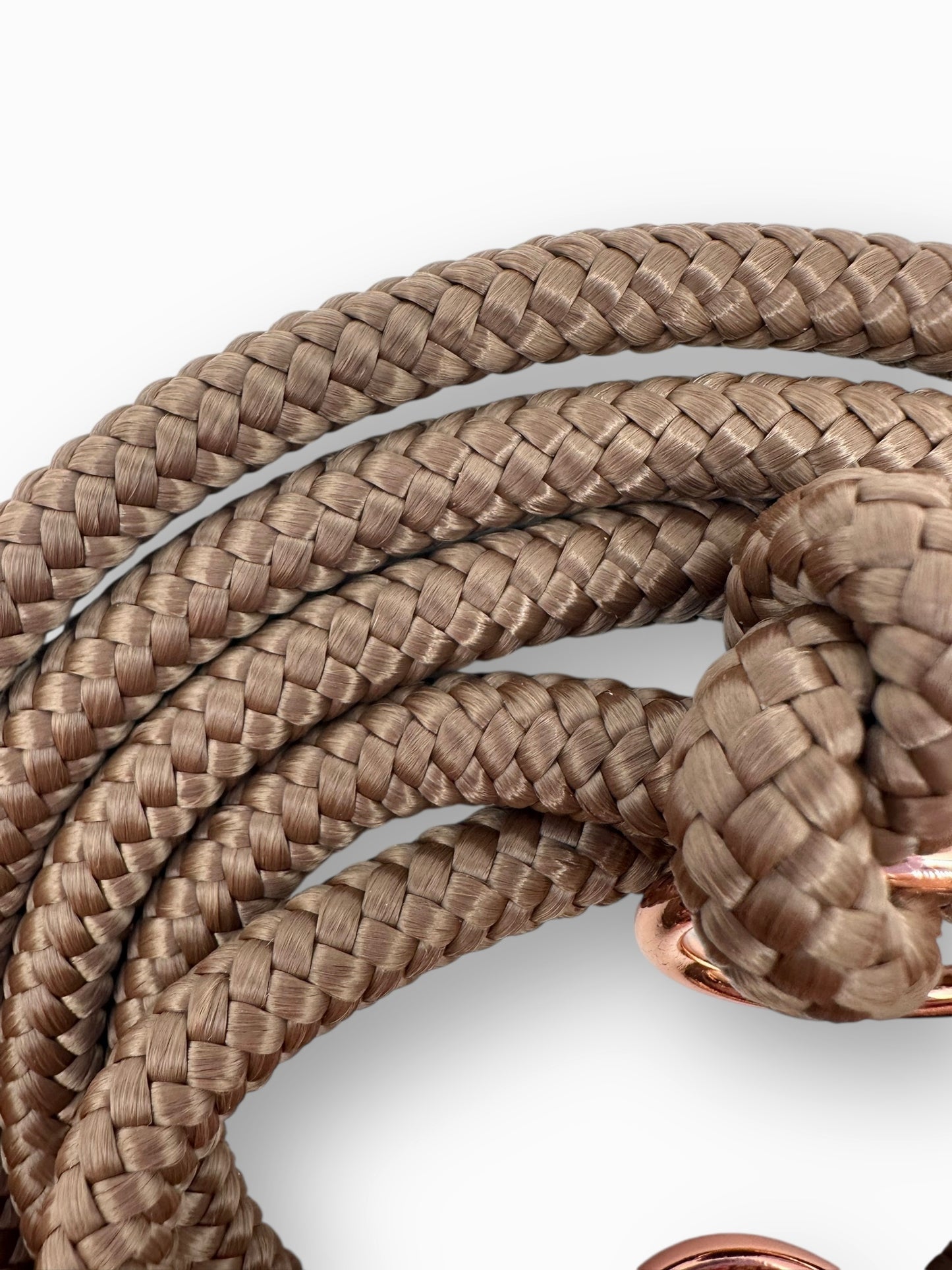 Hundeleine aus 10mm starken Tau in chocolate braun mit Moss grünen und rosa Details. Geeignet für mittlere und Größe Hunde, da die Karabiner an das Gewicht des Hundes angepasst werden. Handgemachte Tauleine