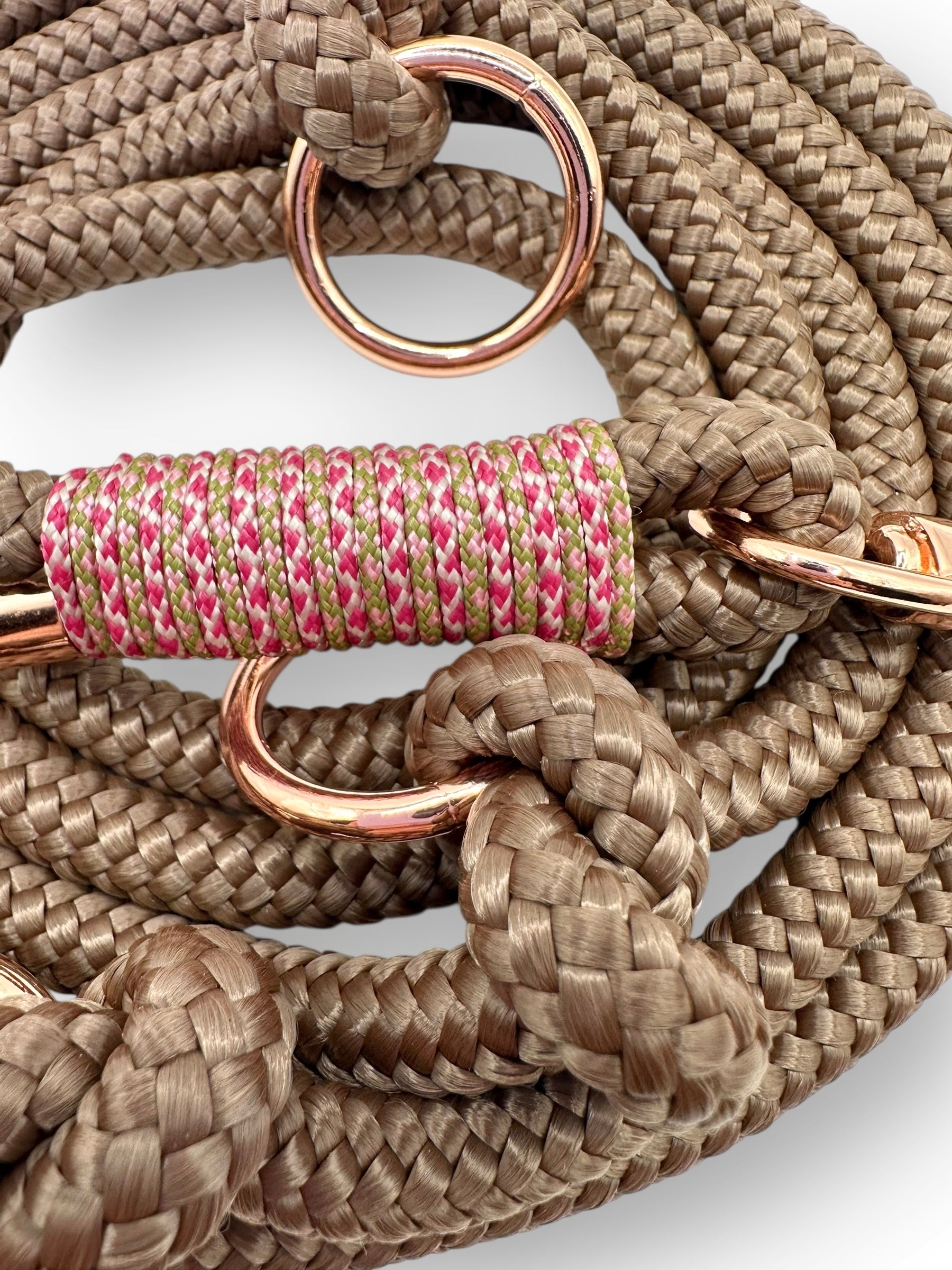 Hundeleine aus 10mm starken Tau in chocolate braun mit Moss grünen und rosa Details. Geeignet für mittlere und Größe Hunde, da die Karabiner an das Gewicht des Hundes angepasst werden. Handgemachte Tauleine