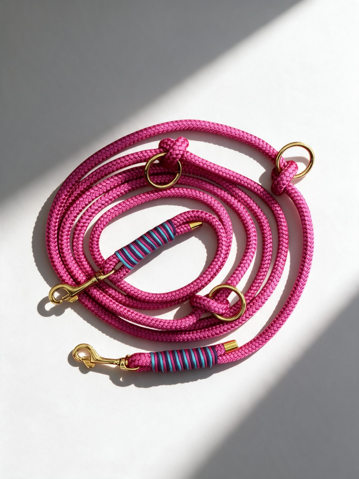 Hundeleine aus tau in pink mit lila, blau und rosa Umwicklung. Handgefertigt und individuell anpassbar. Mit messing Beschlägen in gold.  Draufsicht 