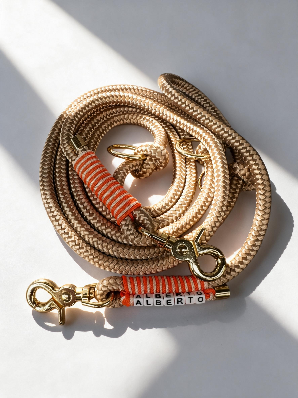 Hundeset bestehend aus Halsband und Leine aus 10mm dickem Tau in der Farbe beige mit orangenen und goldenen Details - Leine oben