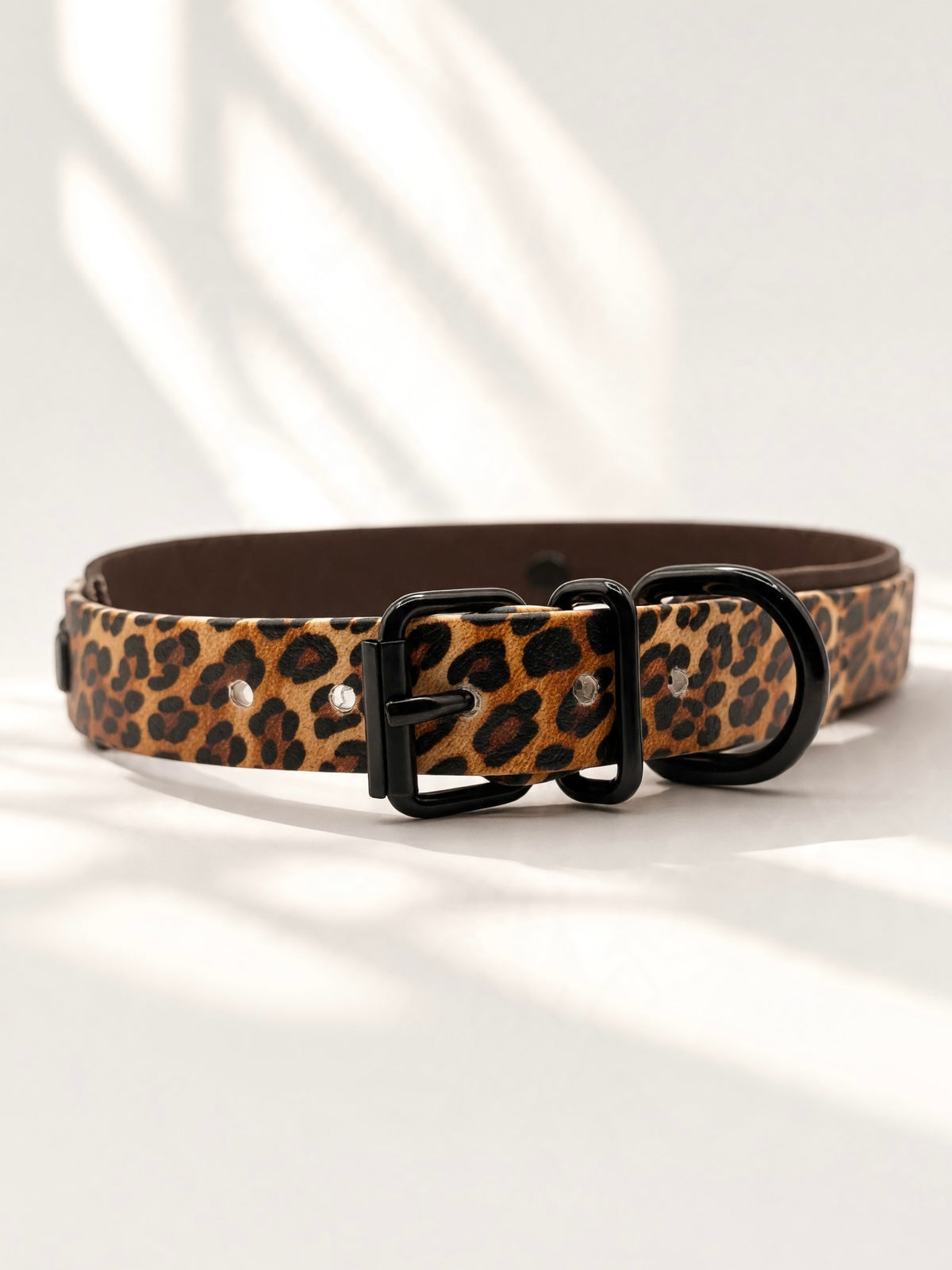 Hundehalsband aus BioThane mit Leomuster. Dunkelbraun und Leo details aus kunstleder mit schwarzen Beschlägen. Handgefertigt und individuell anpassbar in breite und Länge. Personalisierbares halsband verstellbar mit Rollschnalle 