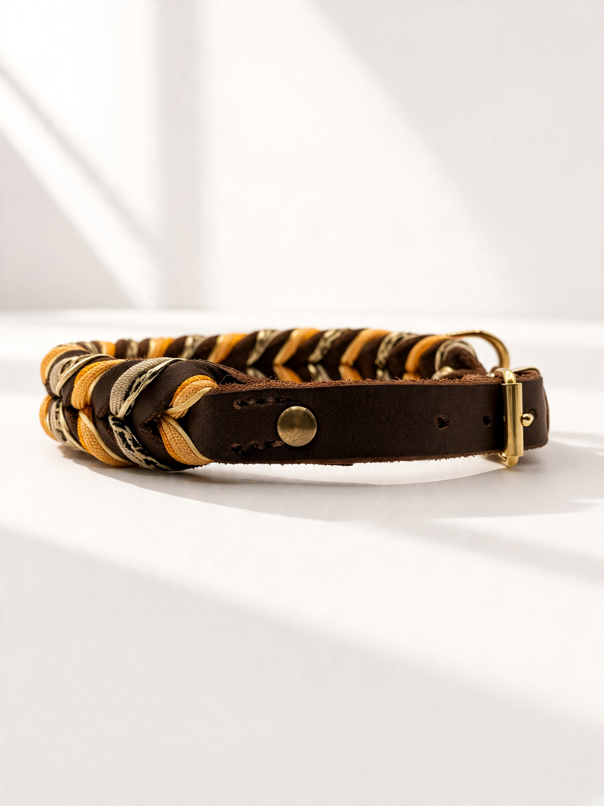 Hundehalsband aus Fettleder in schokobrau mit Leo Muster und gold gelben details. Handgemacht und individuell anpassbar. Ansicht Seite Rollschnalle verstellbar