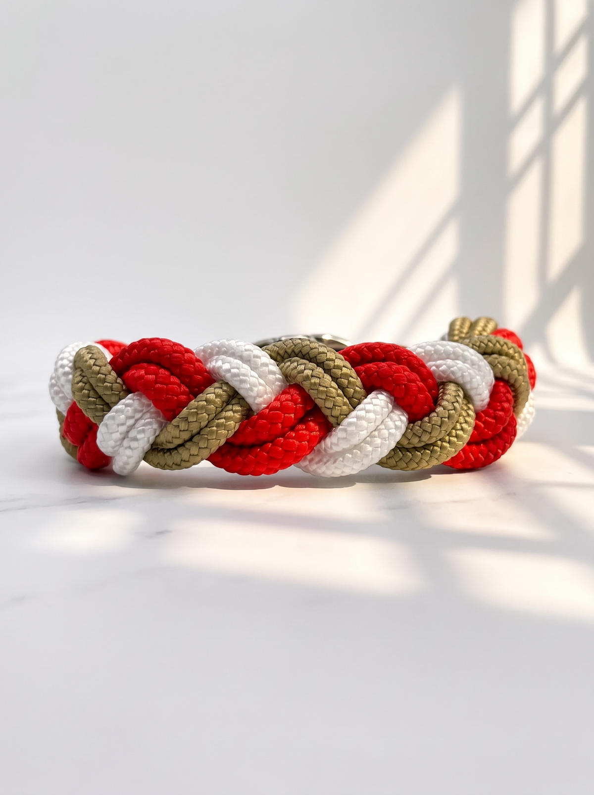 Hundehalsband aus Tau geflochten in den Farben: Poppy Rot, Snow Weiß und Gold. Leder Verschluss zum verstellen. Weihnachtshalsband für kleine, mittlere und große Hunde. Personalisierbar. Ansicht: Flechtung hinten