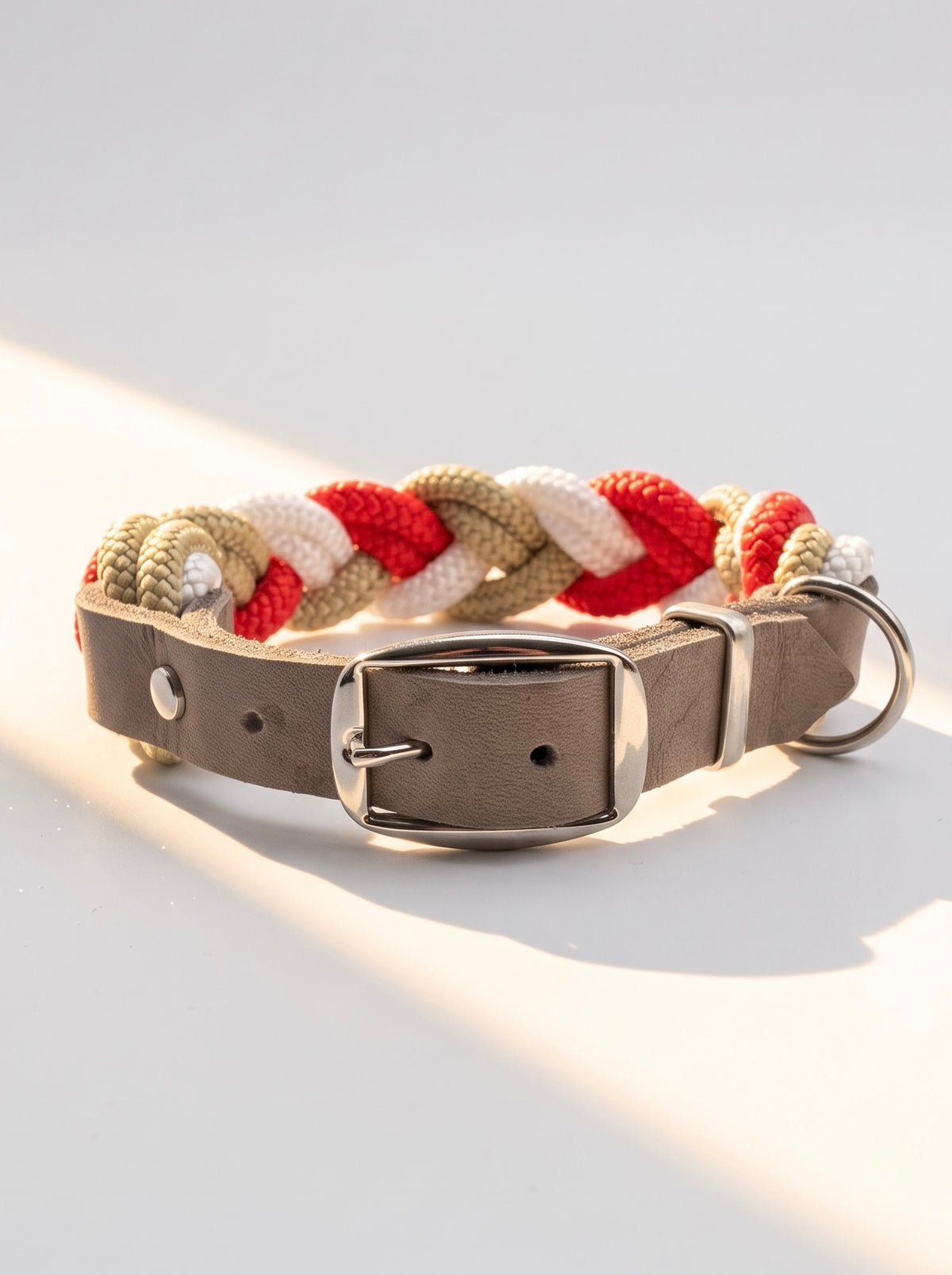 Hundehalsband aus Tau geflochten in den Farben: Poppy Rot, Snow Weiß und Gold. Leder Verschluss zum verstellen. Weihnachtshalsband für kleine, mittlere und große Hunde. Personalisierbar. Ansicht: Flechtung  vorne mit Doppelstegschnalle Silber 