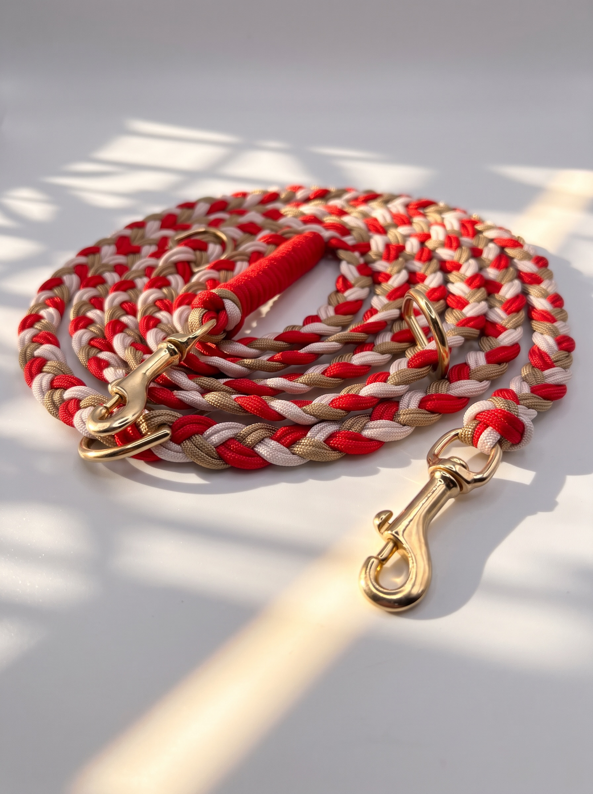 Hundeleine in den Farben: Rot, Gold und Cream. Mit Messing Beschlägen. Geeignet für kleine, mittlere und große Hunde, da die Leine komplett personalisierbar ist. Ansicht von vorne 