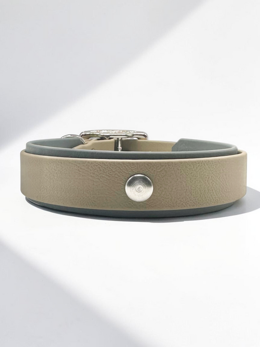 Handgefertigtes BioThane Halsband LINEA in Beige x Dunkelgrau – Rückansicht mit hochwertiger Verarbeitung und zweifarbigem Design.