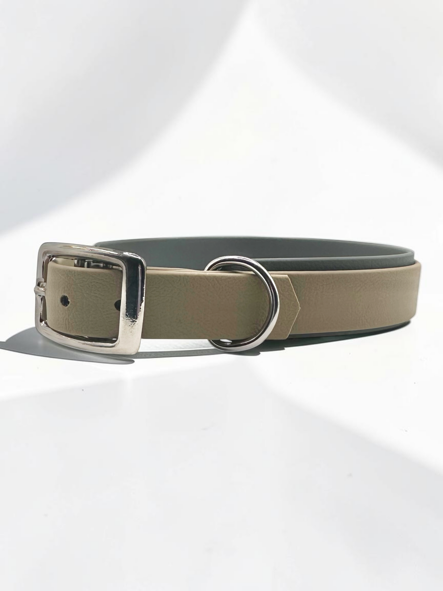 Handgefertigtes BioThane Halsband LINEA in Beige x Dunkelgrau – Seitenansicht mit Doppelstegschnalle, hochwertig verarbeitetem D-Ring und verstellbarer Passform.