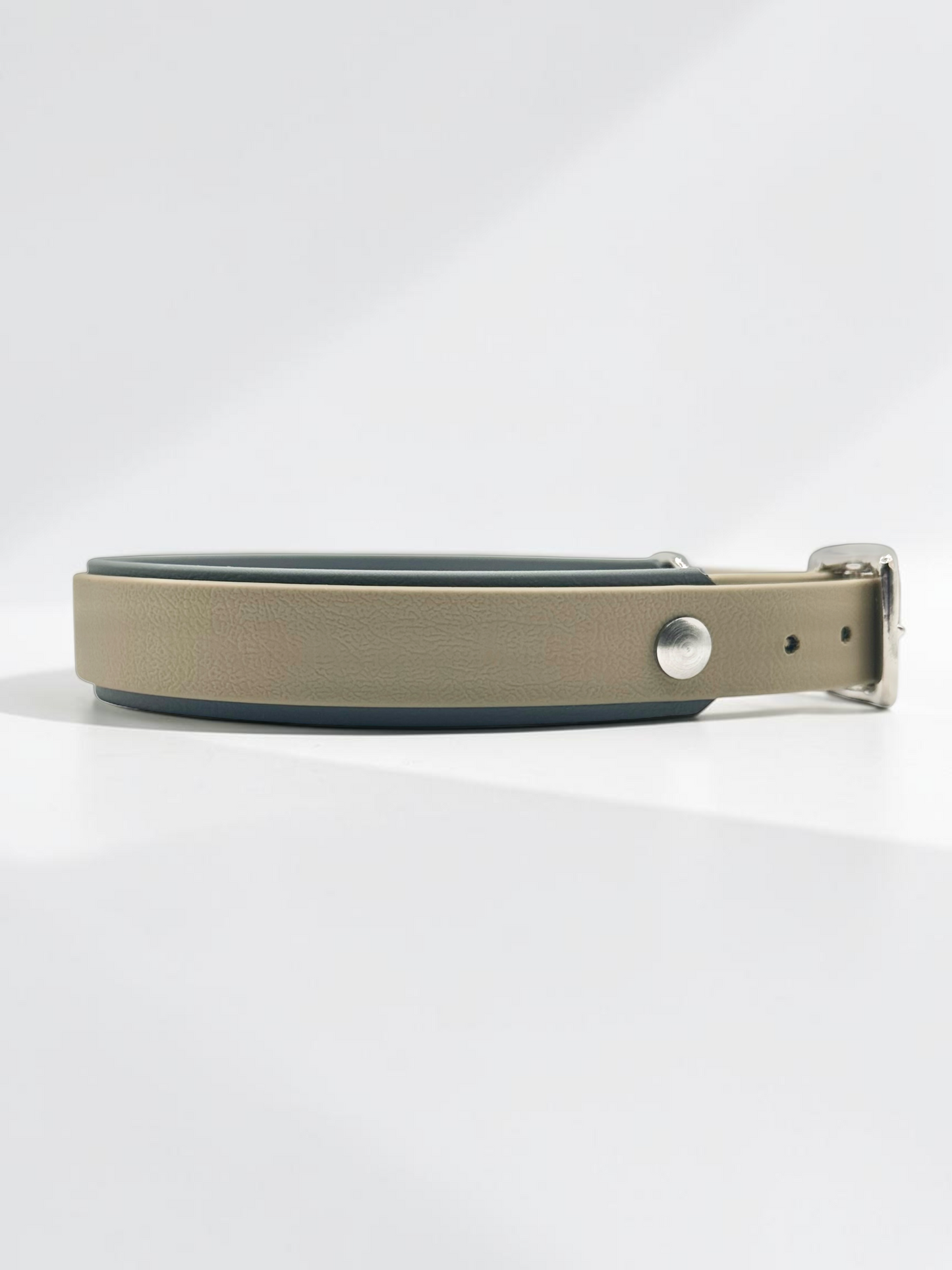 Handgefertigtes BioThane Halsband LINEA in Beige x Dunkelgrau – Seitenansicht mit Verstelllöchern für eine individuelle Passform und hochwertiger Verarbeitung.