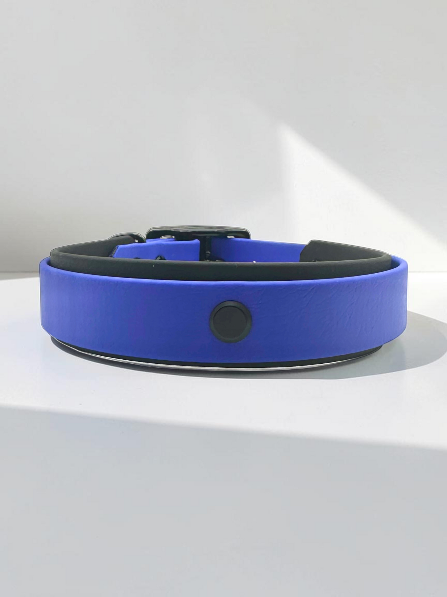 Handgefertigtes BioThane Halsband LINEA in Dunkelblau x Schwarz – Rückseite mit hochwertiger Verarbeitung.