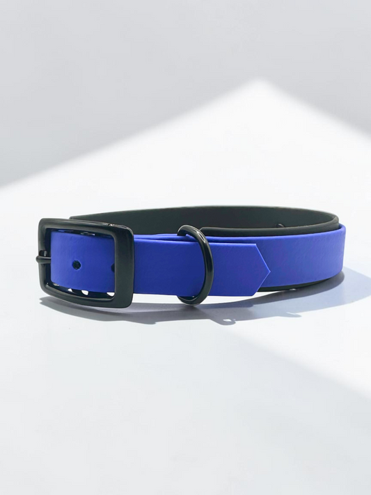 Handgefertigtes BioThane Halsband LINEA in Dunkelblau x Schwarz – Seitenansicht mit hochwertig verarbeitetem D-Ring und zweifarbigem BioThane-Design.