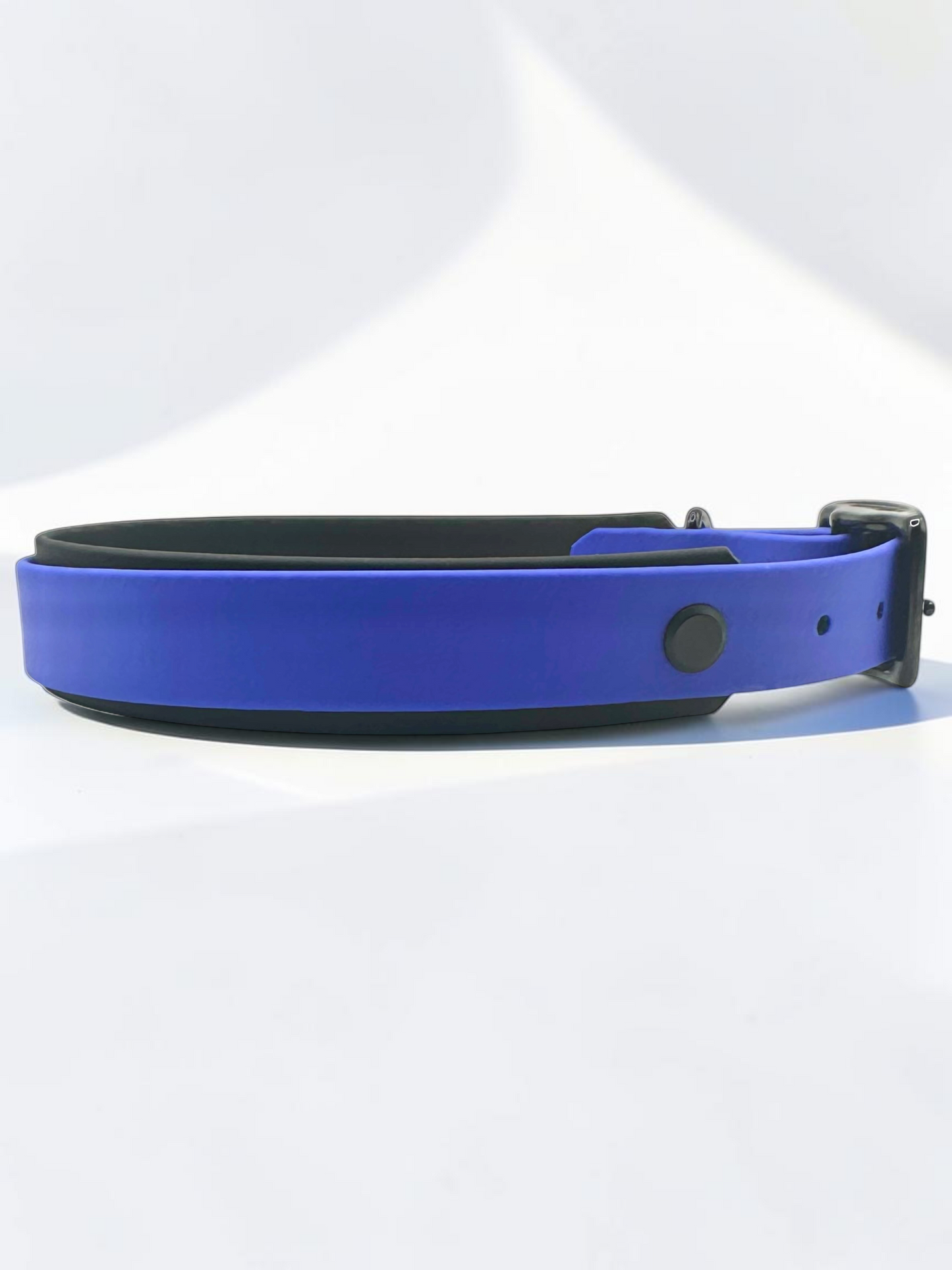 Handgefertigtes BioThane Halsband LINEA in Dunkelblau x Schwarz – Seitenansicht mit zweifarbigem Design und hochwertiger Verarbeitung.