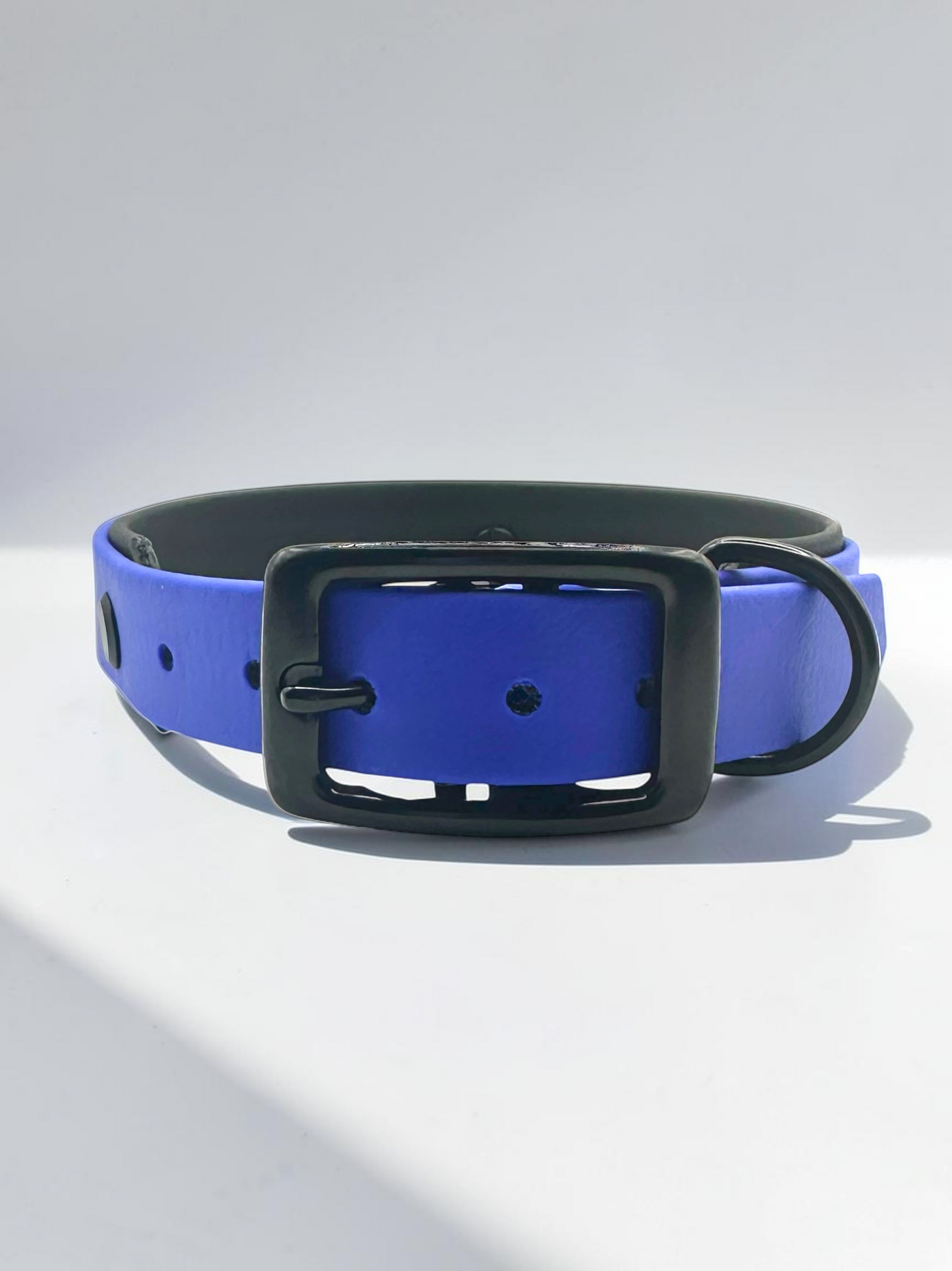 Handgefertigtes BioThane Halsband LINEA in Dunkelblau x Schwarz – Vorderansicht mit hochwertiger Doppelstegschnalle und zweifarbigem Design.