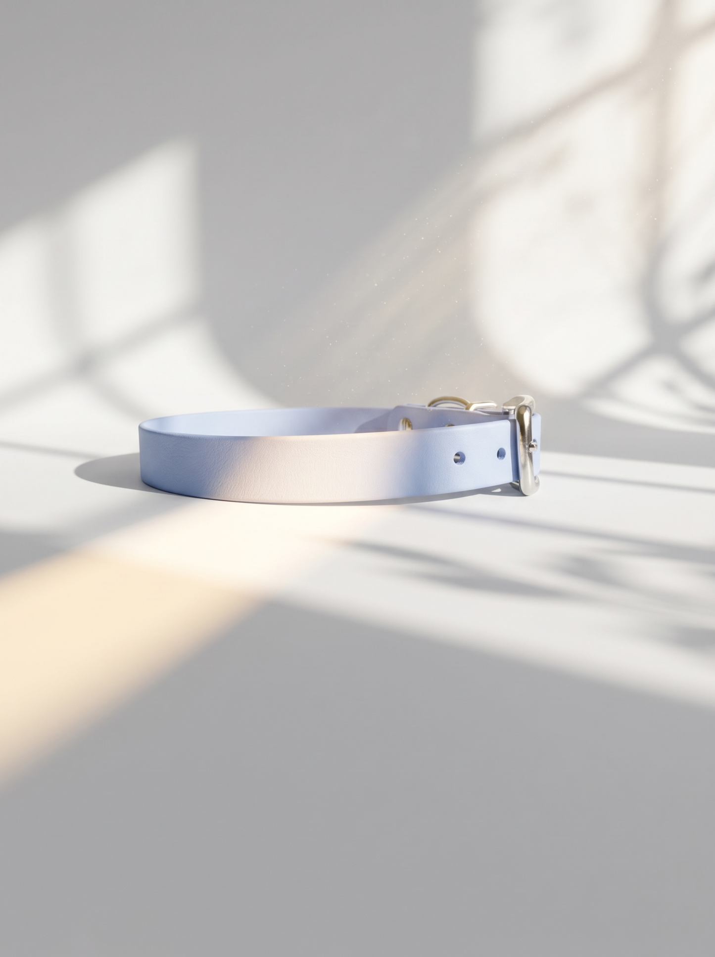Minimalistisches handgefertigtes BioThane Hundehalsband in Polar Blau mit silbernen Beschlägen – wasserfest, pflegeleicht, langlebig und individuell anpassbar für kleine und große Hunde.