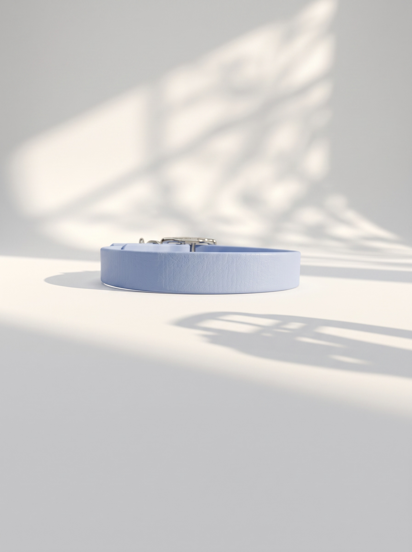 Rückseite eines minimalistischen handgefertigten BioThane Hundehalsbands in Polar Blau mit silbernem D-Ring – wasserfest, pflegeleicht und individuell anpassbar für kleine und große Hunde.