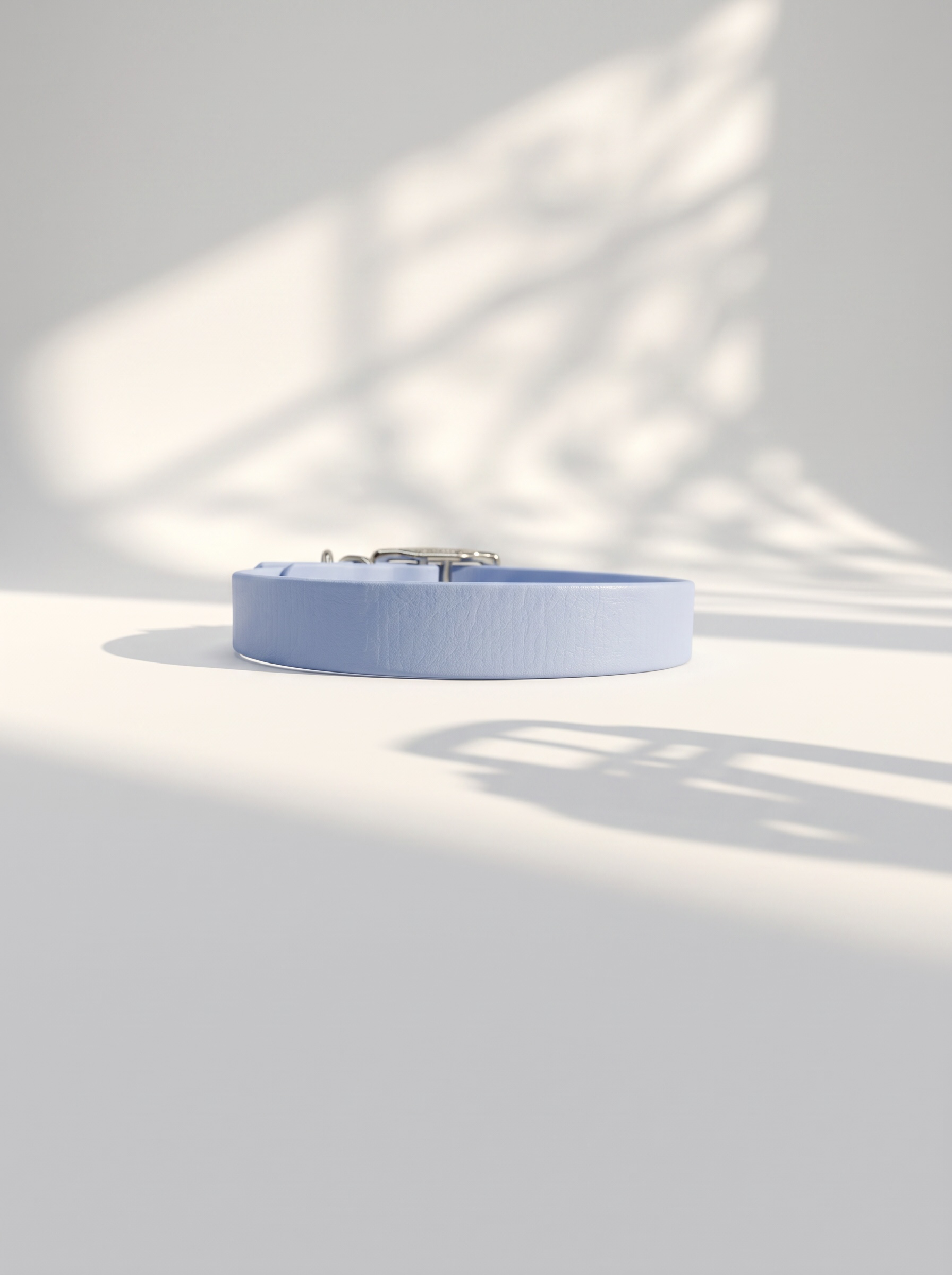 Rückseite eines minimalistischen handgefertigten BioThane Hundehalsbands in Polar Blau mit silbernem D-Ring – wasserfest, pflegeleicht und individuell anpassbar für kleine und große Hunde.