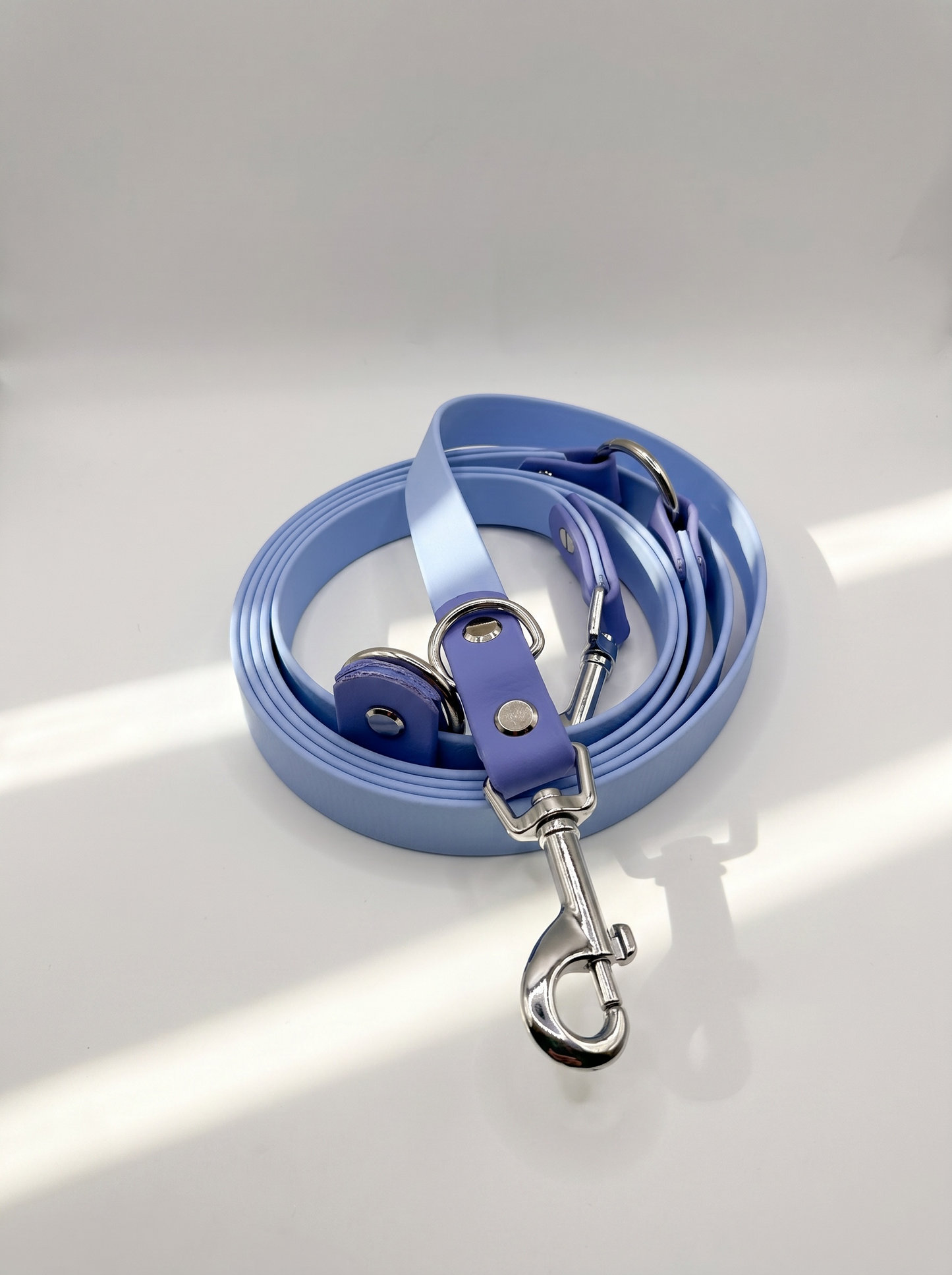 Draufsicht einer handgefertigten BioThane Hundeleine in Polar Blau und Periwinkle mit silbernen Beschlägen – verstellbar, wasserfest, pflegeleicht und langlebig für kleine und große Hunde.