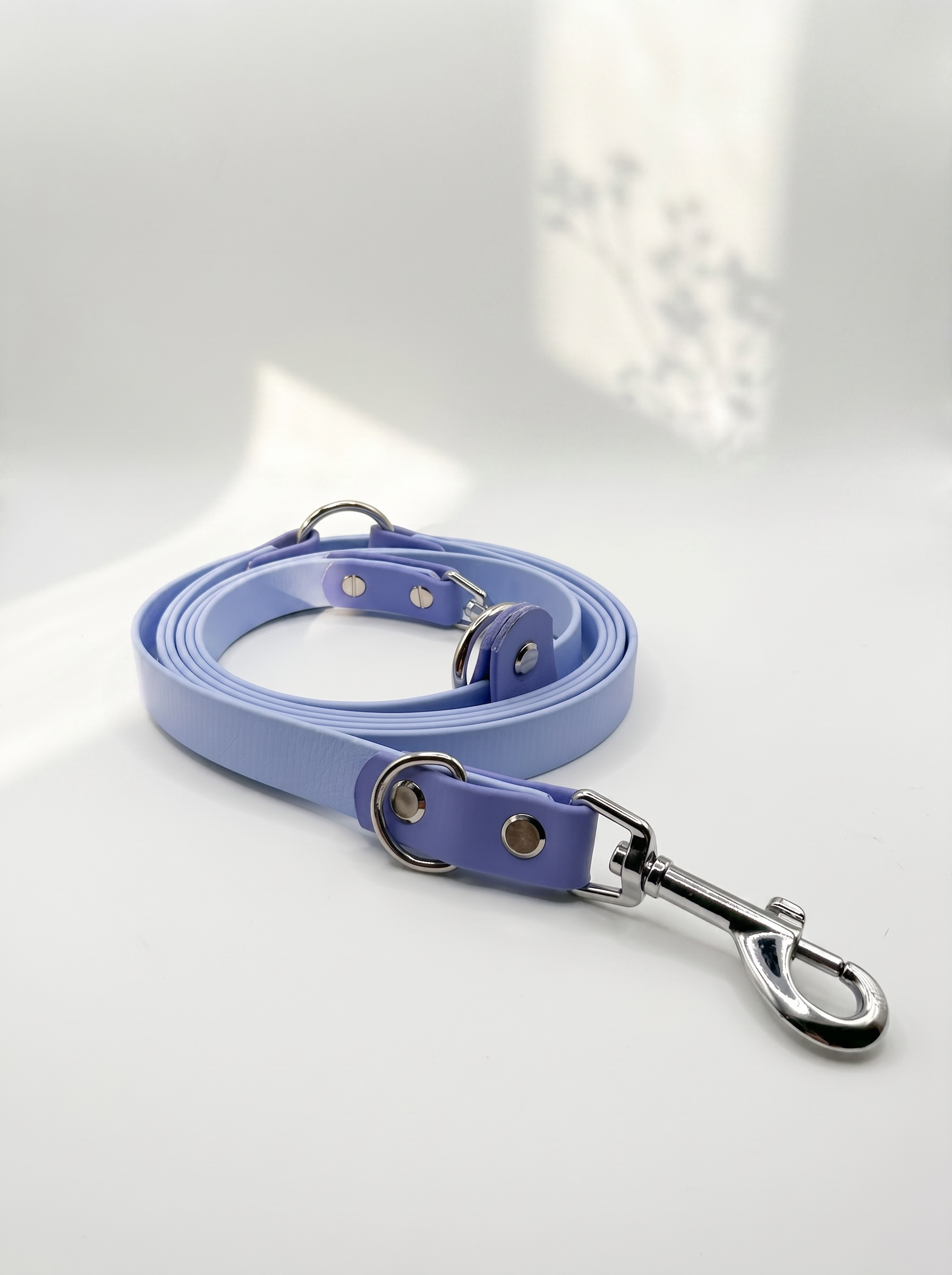Verstellbare BioThane Hundeleine in Polar Blau und Periwinkle mit silbernen Beschlägen – handgefertigte, wasserfeste und pflegeleichte Hundeleine für kleine und große Hunde.